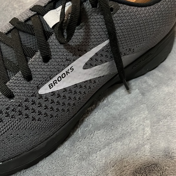 !!!SOLD!!! BROOKS Gray and Black Revel 4 Sneakers 11.5 US - Picture 6 of 9